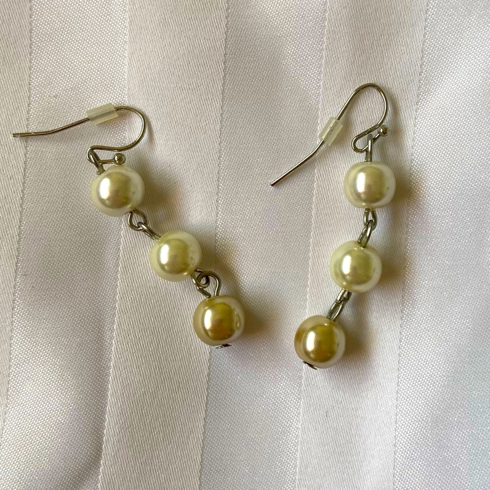 ⭐️💲5 add-on ⭐️ Faux pearl drop earrings